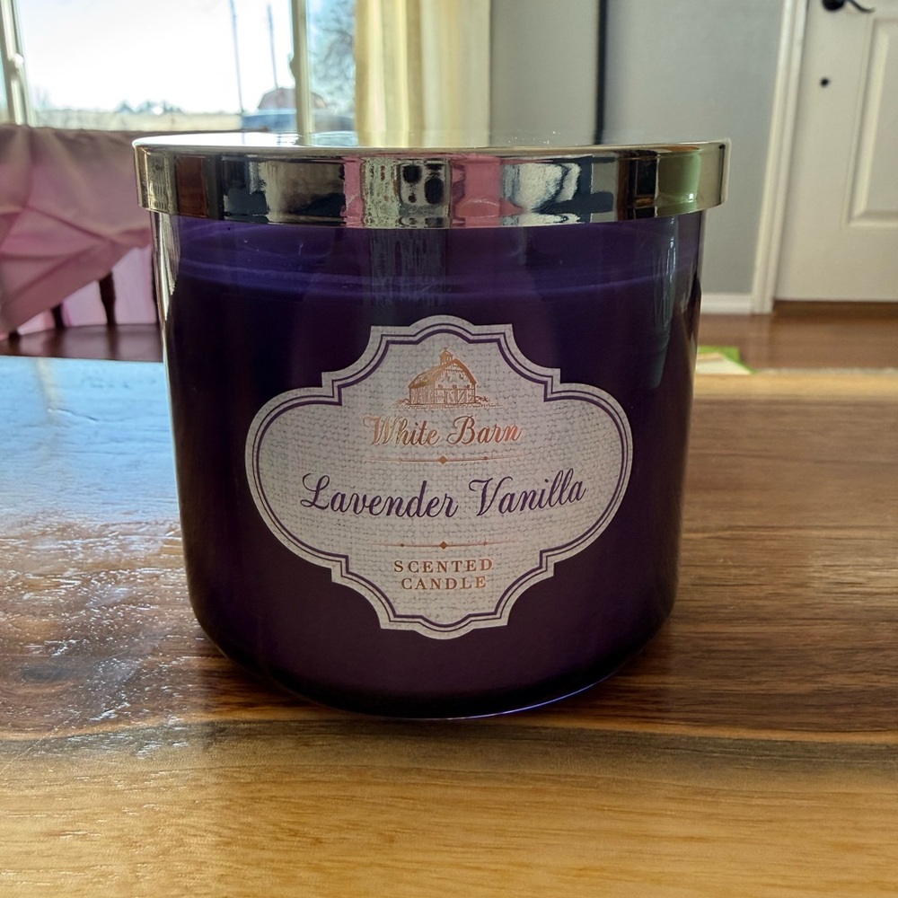 White Barn Lavender Vanilla Candle with Silver Lid